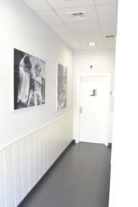 Interior - pasillo clinica dental qboca